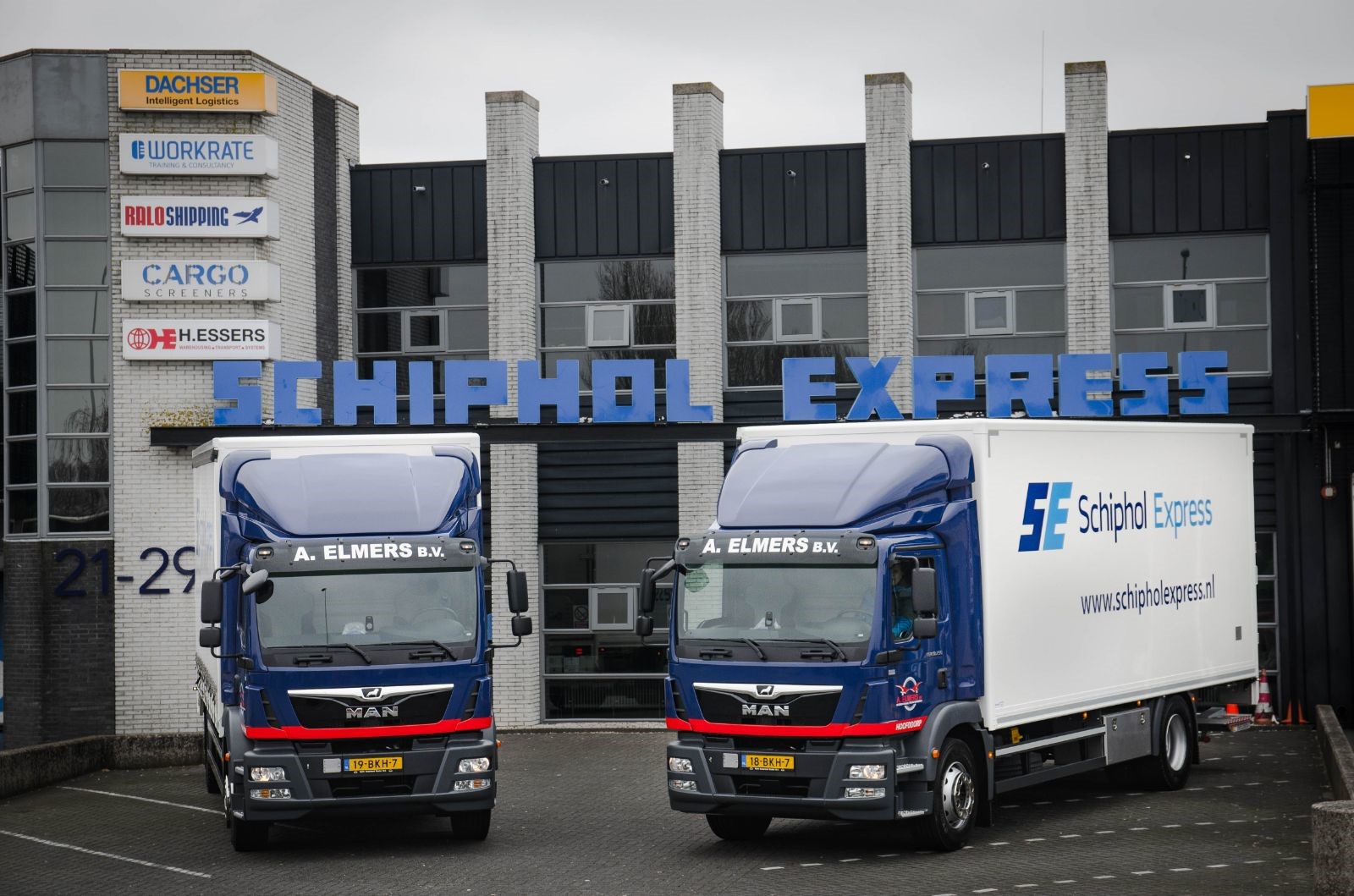 Twee nieuwe MAN TGM distributie trucks voor A. Elmers B.V. met Schiphol Express bestickering
